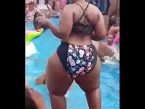 Une grosse femme africaine baisée. Pool party - XNXX.COM