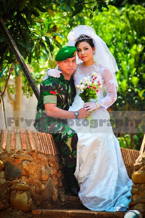 Tema foto prewed mereka pun unik, dengan menjadi tentara dan princess. Paket Hemat Prewedding - Fiva Photography