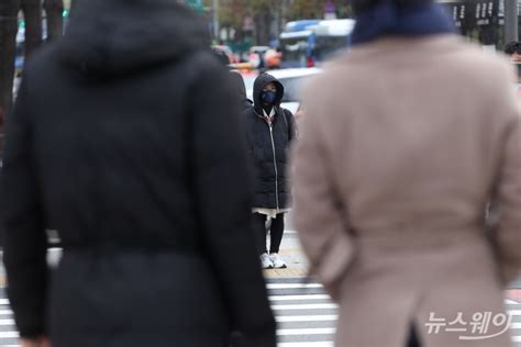 평상시에는 깨끗하고 단정하여 활동하기 편하게 디자인된 옷차림을 한다. 오늘 날씨강한 바람 '세밑 한파' 몰려와…출근길 옷차림 ...