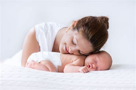 Ein kaiserschnitt ist trotzdem nicht zwangsläufig erforderlich. Baby schläft auf dem Bauch - so gefährlich ist das ...