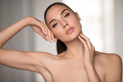 Now reading7 makeup tips we learned from gal gadot (aka wonder woman). For a Wonder Woman, Gal Gadot's makeup skills are 'super ...