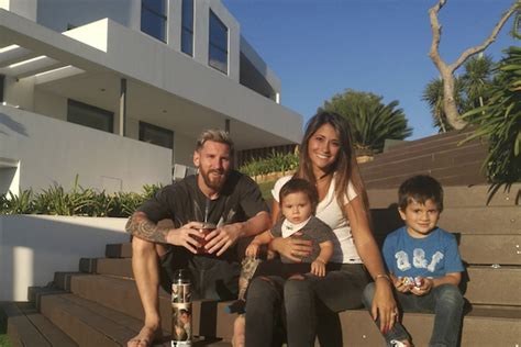 Messi became a star in his new country and in 2012 set a record for most goals in a. Dans la maison à 8M€ où Lionel Messi et sa famille confinent