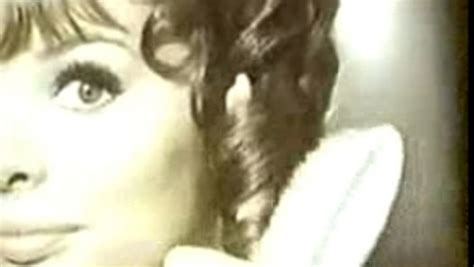 America's foremost hairset dep really shows off the fine professional quality of your work. 1960s commercial - Dippity Doo hair gel - Vidéo Dailymotion