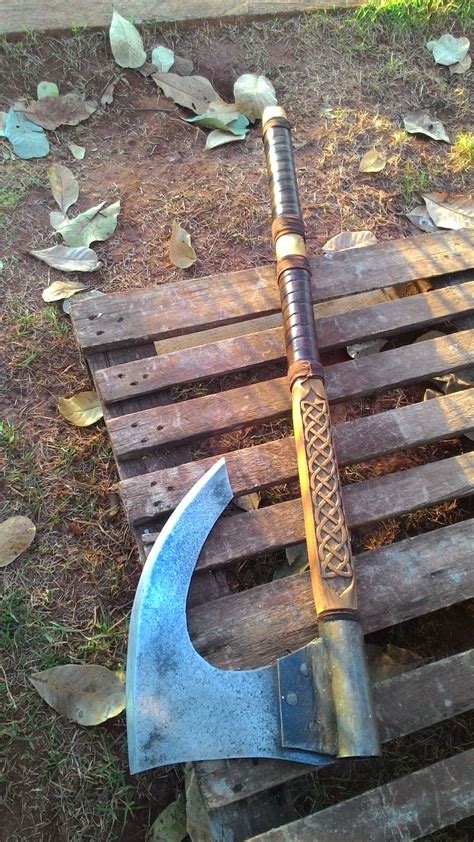 In order to throw an axe, you first will need an axe! Two handed battle axe. Machado de batalha de duas mãos ...