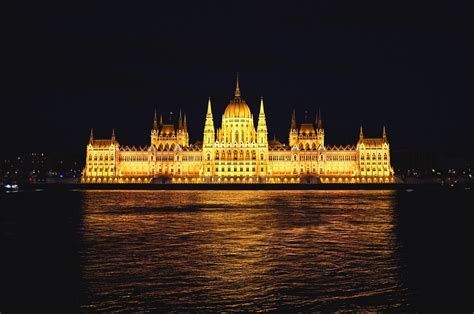 Budapest river cruise firmasının turları, seçilen kategoriye göre 12,50 euro ile 88 euro arasında değişiyor. تأشيرة المجر من مصر، فيزا شينغن هانغاريا - تأشيرة كليك