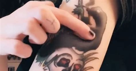 Früher schrieben schriftsteller ihre werke noch mit. Tattoo artist, 19, shows off bulging 'ink sack' formed under freshly injected design - Daily Star