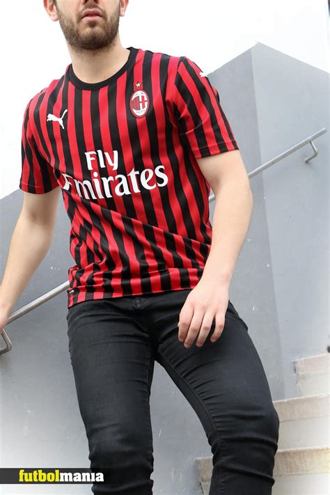 La local presenta bastones gruesos con pinstripes laterales y un patrón sobre las líneas rojas ¿qué te parece lo nuevo de paraguay con puma? Camiseta Puma AC Milan 2019 2020 | Camisa de fútbol ...