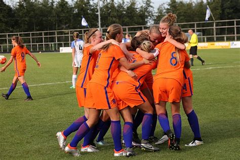 Vul je mailadres in en blijf gratis op de hoogte van het nederlands elftal. nederlands-vrouwen-elftal-onder-de-17-tegen-usa-31 ...
