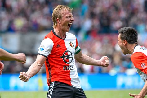 Dirk kuyt (born 22 july 1980) is a dutch footballer who played for liverpool as a winger and striker from 2006 to 2012, before leaving for fenerbahce, for a fee of £800,000. Dirk Kuyt voltooit zijn ongekende heldenverhaal | Foto | AD.nl