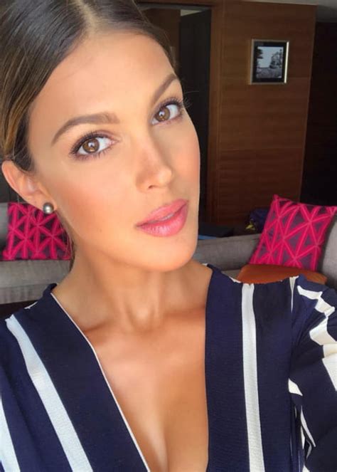 À travers ses différentes photos postées sur son instagram, c'est un véritable message inspirant que souhaite faire passer iris mittenaere à ses deux. Iris Mittenaere Height, Weight, Age, Body Statistics ...