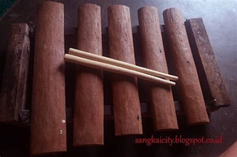 Kuriding merupakan alat musik tradisional dari kalimantan tengah. Suku Dayak: Asal Usul, Ciri, Kebudayaan dan Sejarah