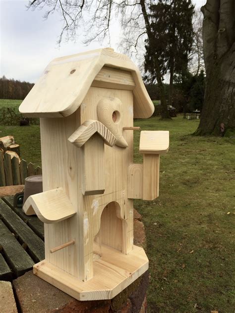 In unserem shop finden sie neben klassischen vogelhäusern zum aufstellen auch exemplare, die sie direkt an einer wand anbringen oder an einem haken. Vogelparadies | Diy vogelhaus, Dekorative vogelhäuser ...