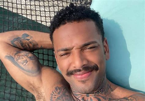 Nego do borel, artistic name of leno maycon viana gomes (born 10 july 1992), is a brazilian singer of funk ostentação, songwriter and actor. Nego do Borel impressiona com 'volumão' na cueca e fãs ...