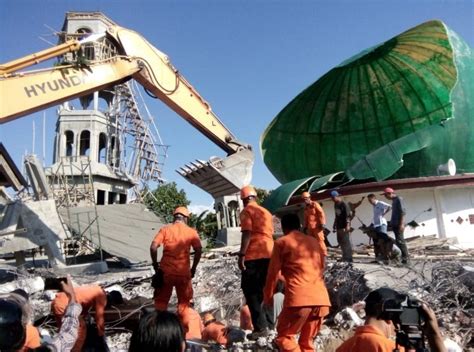 Dalam sebuah kejadian gempa bumi. Evakuasi Korban Gempa Lombok di Bawah Reruntuhan Masjid ...