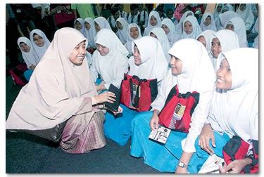 Niatkan menuntut ilmu kerana allah bukan kerana peperiksaan menanam rasa cinta terhadap ilmu pengetahuan banyakkan bertanya guru di dalam kelas memberikan sepenuh perhatian sewaktu belajar bersedia dengan pembacaan sebelum guru mula. Ekstra: Nik Nur Madihah