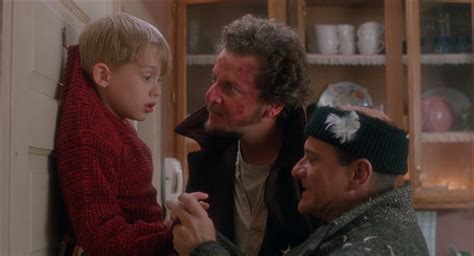 Der film handelt von dem achtjährigen kevin, der mit seinen eltern und vier geschwistern in einem vorort von chicago lebt. Duoscope: Kevin - Allein zu Haus (USA 1990)