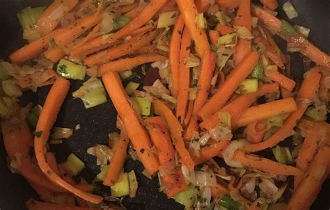 Facile et rapide à réaliser, goûteuse et. Poêlée végétarienne carottes et poireaux : Recette de ...