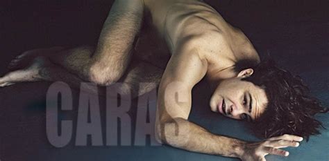 De náufrago a un estilo más teen. Impactante desnudo de Peter Lanzani para la obra Equus