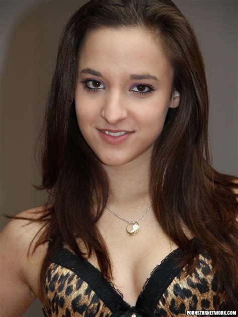 Amateur teen gives pov lapdance. Amirah Adara - Incredibly Hot Brunette Gives a Blowjob 58782