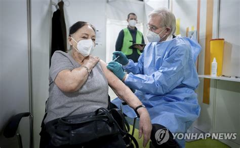 코로나19 백신 수급과 접종은 까다로운 과학적 절차와 여러 다국적 기업, 각 정부의 다른 이해, 그리고 각종 규제와 관료주의가 얽힌 복잡한 사안이다. 독일서 코로나19 백신 접종자 100만명 넘어서 - 매일경제