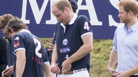 Diese hose sind ein wenig niedrig geschnitten in der leiste, und werden eng auf den beinen shin, und es gibt gummi, die die beine einen schönen rüschen aussehen lassen. Beherzter Griff in die Hose: Prinz William macht den Jogi ...
