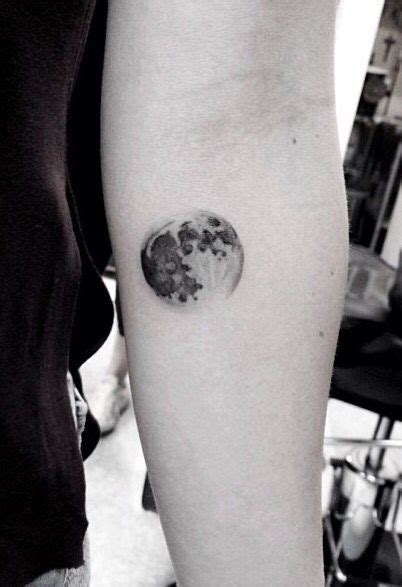 The fully saturated black at the bottom of the piece gradually moves towards the almost full. Moon tattoo | #drwoo #moon #tattoo #simple | Tatoeage, Tatoeages, Inspiratie