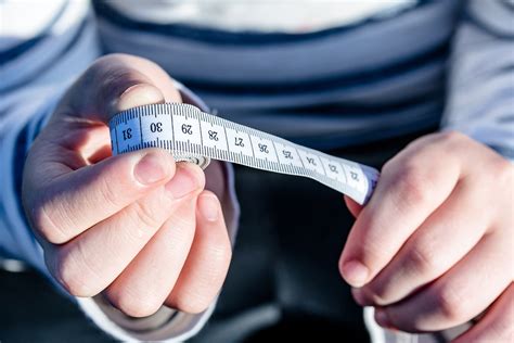 Cara mengukur lingkar dada pertama yang bisa kamu lakukan sendiri di rumah adalah menggunakan meteran jahit. Cara Mengukur Baju dan Tips Penting Sebelum Belanja Online