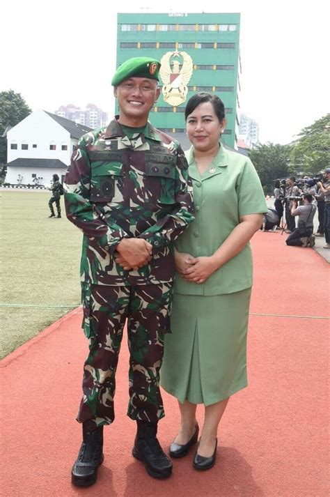 Pokok pikiran ini menegaskan bahwa dalam pembukaan diterima pengertian negara persatuan, sebagai negara yang melindungi dan meliputi segenap bangsa seluruhnya. Adhi Makayasa dan Tri Sakti Wiratama Akmil 1992, Dirigen ...