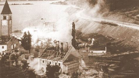 Detrás de la fachada de tranquilidad que proyecta el pueblo natal de su madre se esconden oscuros secretos que acechan sin tregua a dos jóvenes hermanos. Pin auf South Tyrol Italy