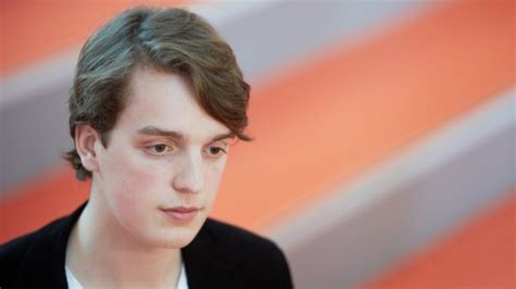 Hij reageert daarmee tegen persbureau anp op een artikel van follow the money. 'Filantroop Sywert van Lienden verdiende geld aan levering ...
