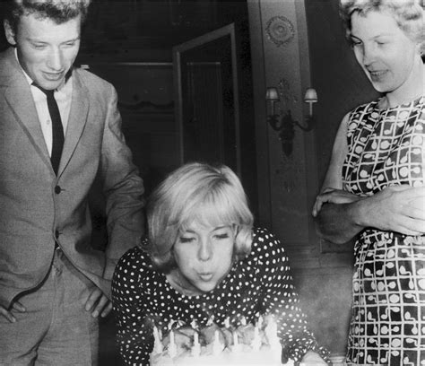 Born in iskretz (sofia) bulgaria on august 15, 1944 a retrospective look at the life of sylvie vartan, a bulgarian (french language) singer. Johnny Hallyday et Sylvie Vartan : 14 photos intimes que ...