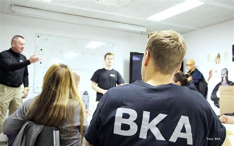 Studienbegleitend bietet das bka zahlreiche polizeispezifische trainings wie sprachausbildung, einsatztraining und dienstkunde an. Bka Kriminalkommissar Motivationsschreiben - Bka Bewerbung ...