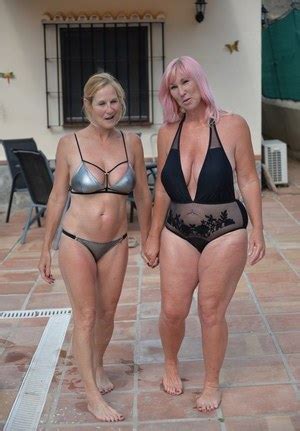 We do not own, produce, host or upload any videos displayed on this website, we only link to them. Lesbiche Mature - Foto Donne Mature e Porno MILF