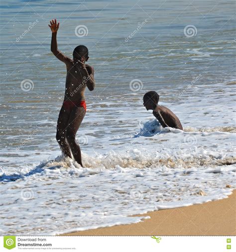 Unsere individuell anpassbaren namibia reiseideen. Kinder Auf Dem Strand In Swakopmund, Namibia ...