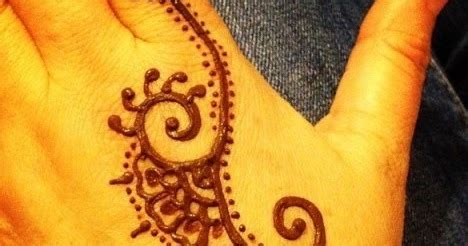 Bila pada calon pengantin henna dilukis pada bagian tangan dan kaki, maka pada ibu hamil, henna dilukis pada bagian perut atau dikenal dengan. Gambar Tato — #Tattoo 11 Gambar Henna Tangan Kiri, Motif ...