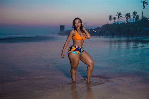 The other day in the mother city. Check out these photos of S.A model Mpho Khati, her big b ...