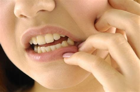 Sebelum anda ke dokter gigi untuk menyembuhkannya, anda perlu mengetahui cara mengatasi sakit gigi secara alami untuk meredakan sakitnya. Cara Meredakan Nyeri Sakit Gigi dan Mengatasinya » Terbaru ...