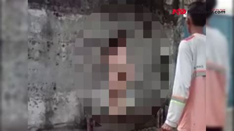 Virall anu nya di masukin botol sampe lemes wanita bangladesh korban rudapaksa seorang tiktokers mp3. Viral Video Dokter Gigi Telanjang di Surabaya, Ini Faktanya - YouTube