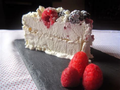 Line the bottom and the sides of pan with your lady fingers. Torta Meringata alle more e lamponi - Meringue cake with blueberries and raspberries | Lamponi ...