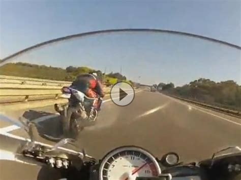 Camera bikes @slowto kawasaki zx14r @kocky_1 bmw s1000rr. Speedjunkies: BMW S1000RR vs. Suzuki Hayabusa Glühköpfe