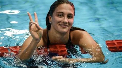 La sindaca raggi premia in campidoglio simona quadarella, oro ai mondiali di nuoto 2019. La Roma regala la maglia giallorossa alla campionessa del ...