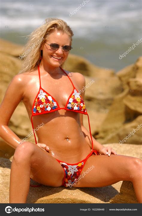 Trending newest best videos length. Bikini String déliée bien huilé Blonde - Ocean Beach Rock ...