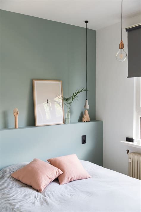 Even bunk beds can be minimalist, as in this creative, modern bedroom by aspen leaf interiors. On choisit du vert pastel pour une chambre cocooning ...