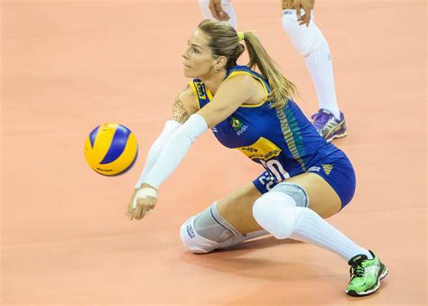 Vista a bia e a deixe com a roupa e uniforme ideais para disputar as partidas de volei de praia. Pin de Dream Cow em Athletas | Jogadoras de volei, Volei