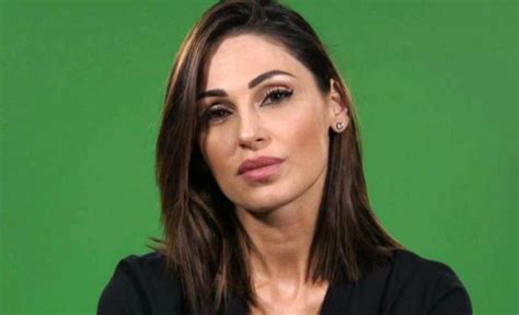 Fan page nata per sostenere: Anna Tatangelo si piega, il seno rotola fuori dal top: l ...
