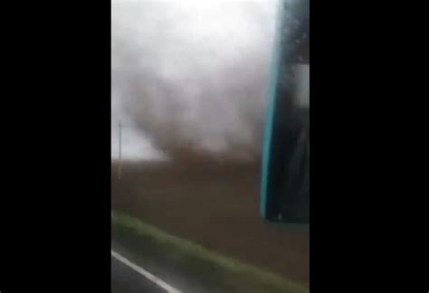 Un videoclip filmat pe platoul bucegi, la peste 2.000 de metri inaltime, cu o tornada de mici dimesiuni, a fost postat pe facebook, pe grupul. VIDEO Momentul când un autocar este lovit de tornada din ...