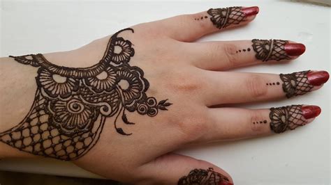 Saadaval on lihtne mehndi disain. Mehndi Design Photo Aage Ka