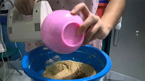 Resep putu ayu keju lembut dan praktis #putuayu #membuatkuepraktis ibu angel memiliki latar pendidikan tata boga dan. Cara Membuat Cup Cake Coklat Tabur Keju - YouTube