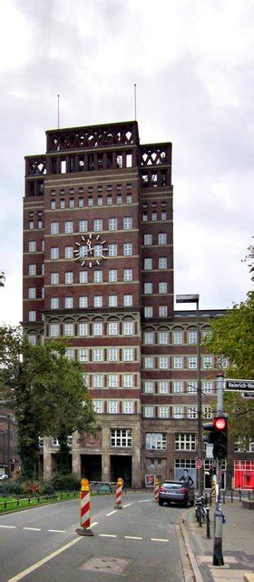 Architekt war ein anderer wilhelm, nämlich wilhelm kreis, direktor der kunstgewerbeschule düsseldorf, die später in die kunstakademie überging. Spurensuche: Das Wilhelm-Marx-Haus - Düsseldorf