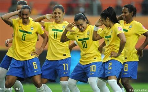 Seleção brasileira feminina ganha uniforme especial nesta copa do mundo. Você conhece a história do uniforme da seleção feminina ...